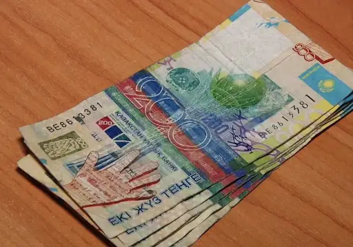 Из каких средств казахстанцам с тенговыми депозитами выплатят премию
